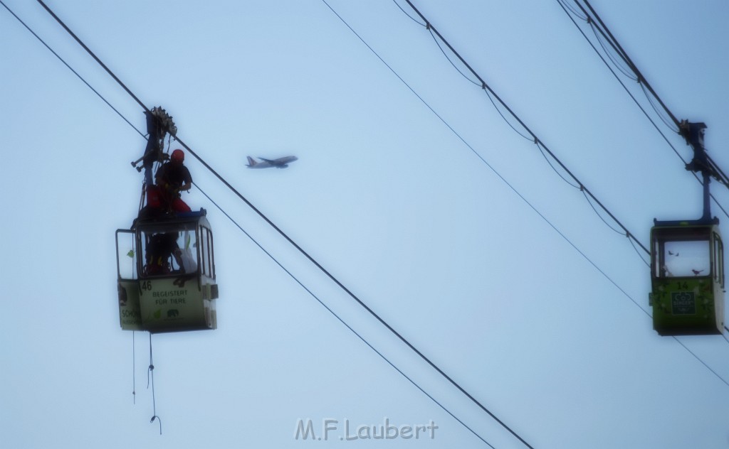 Koelner Seilbahn Gondel blieb haengen Koeln Linksrheinisch P681.JPG - Miklos Laubert